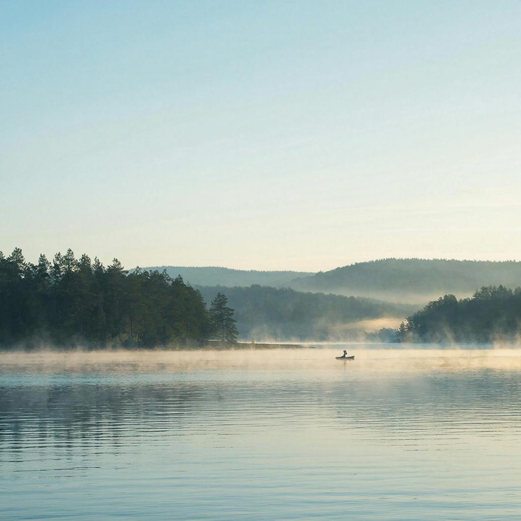 спокойное озеро на рассвете с лодкой рыбака, мягкий фон для сайта